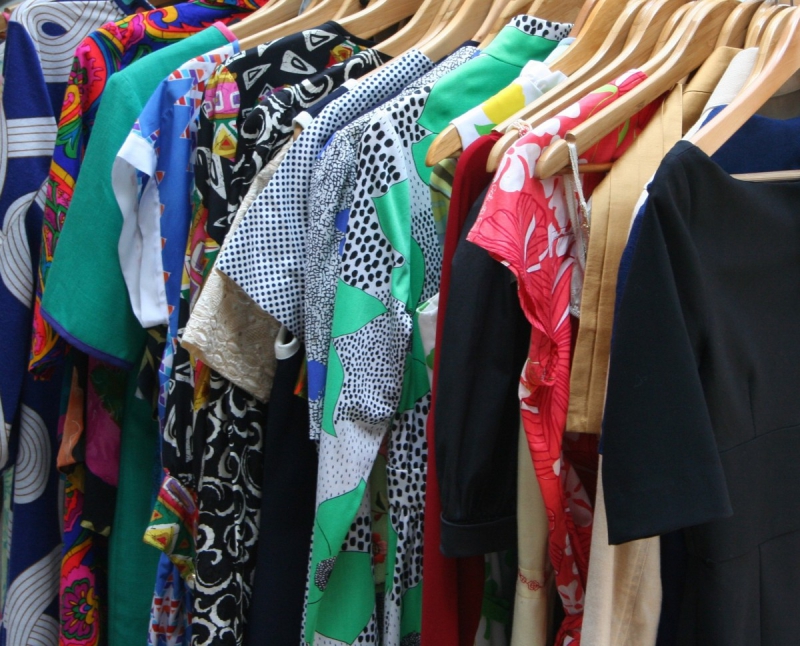 vente-AUVARE-min_dresses_apparel_clothing_clothes_clothes_hangers_wooden_hangers_retail_shop_closet-1149845