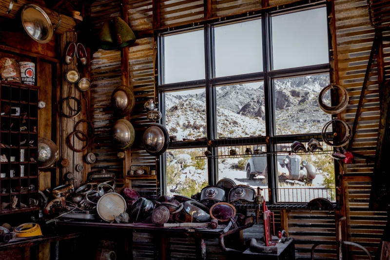 vente-AUVARE-min_shop_window_part_junk_abandoned-138873