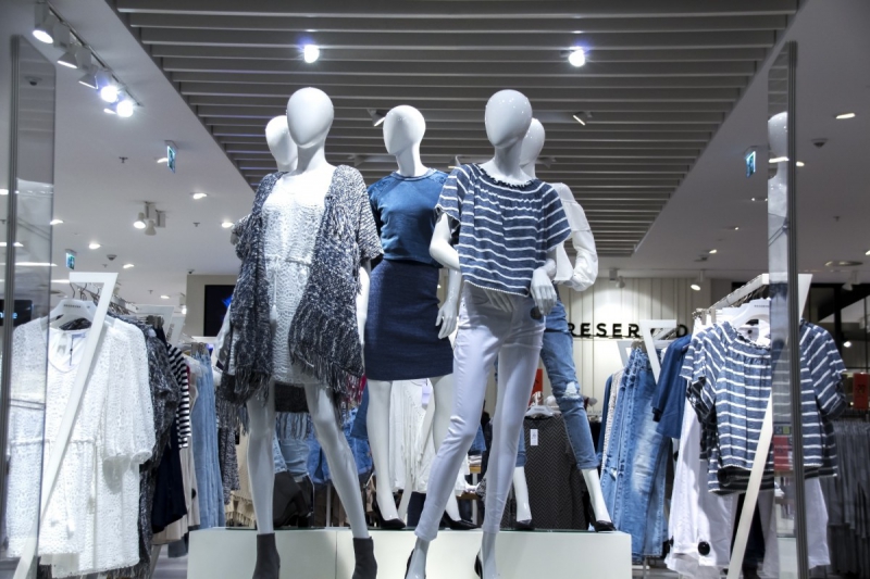 vente-AUVARE-min_shopping_mall_shop_windows_fashionable_clothes_feminine_weakness_the_temptation_slender_women_mannequin_lifestyle-1044785
