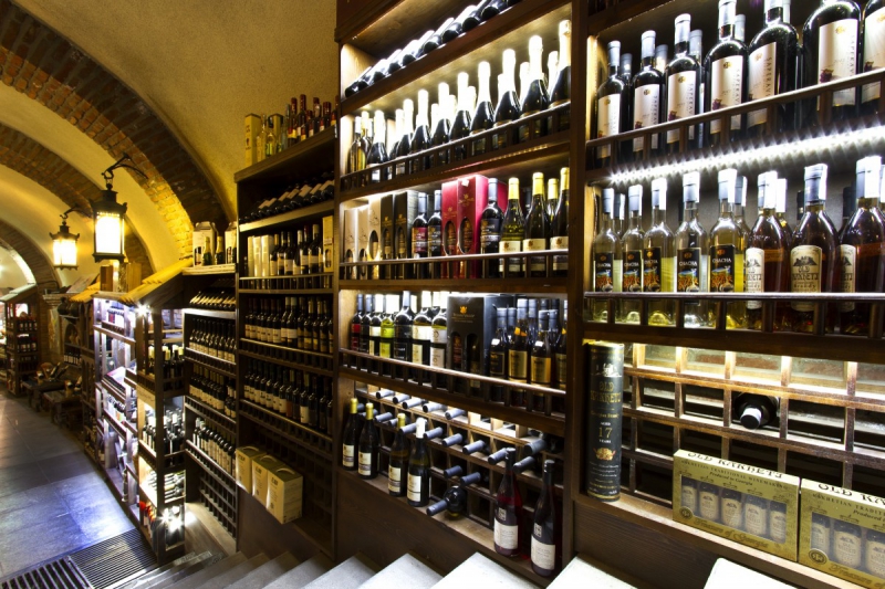 vente-AUVARE-min_world_street_travel_shop_canon_georgia_wine_bottles-429767